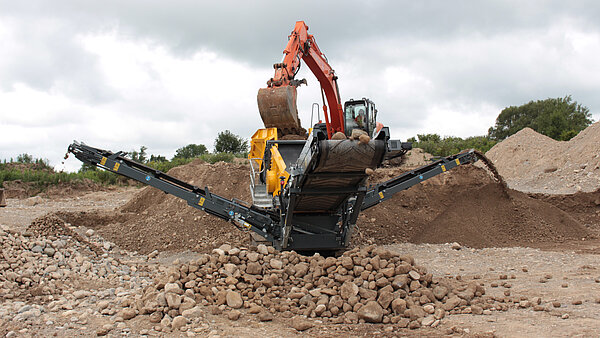 Sand and gravel screener producing 3 finished products