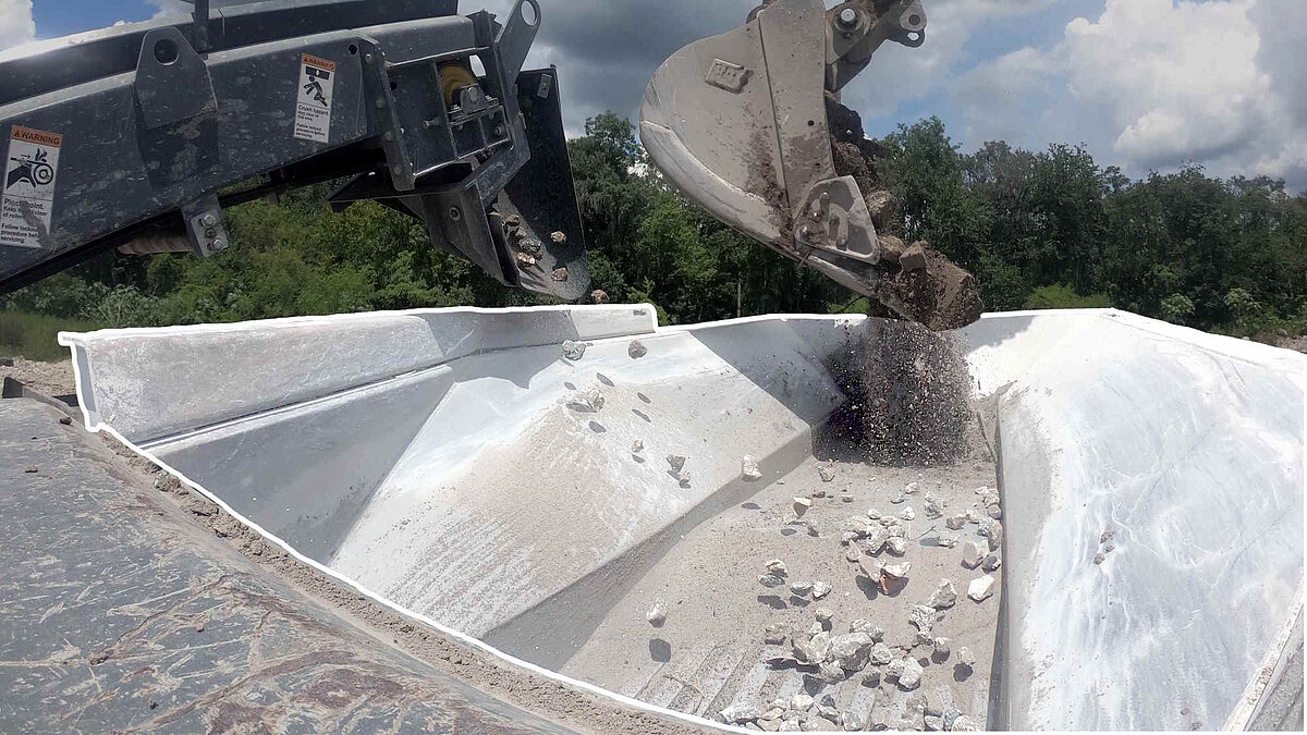 Vibrating hopper on a small rock crusher