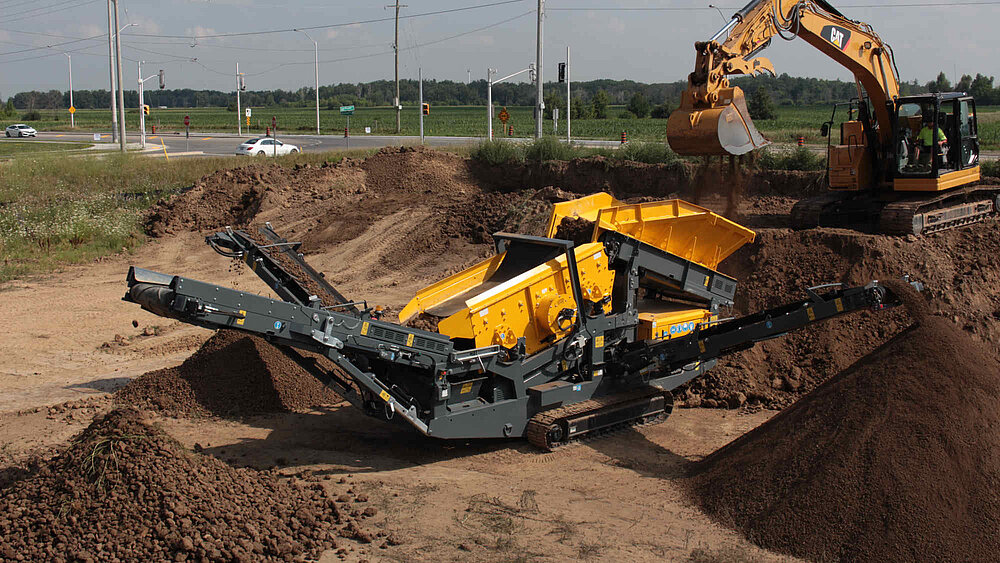 Screening topsoil with a mobile topsoil screen