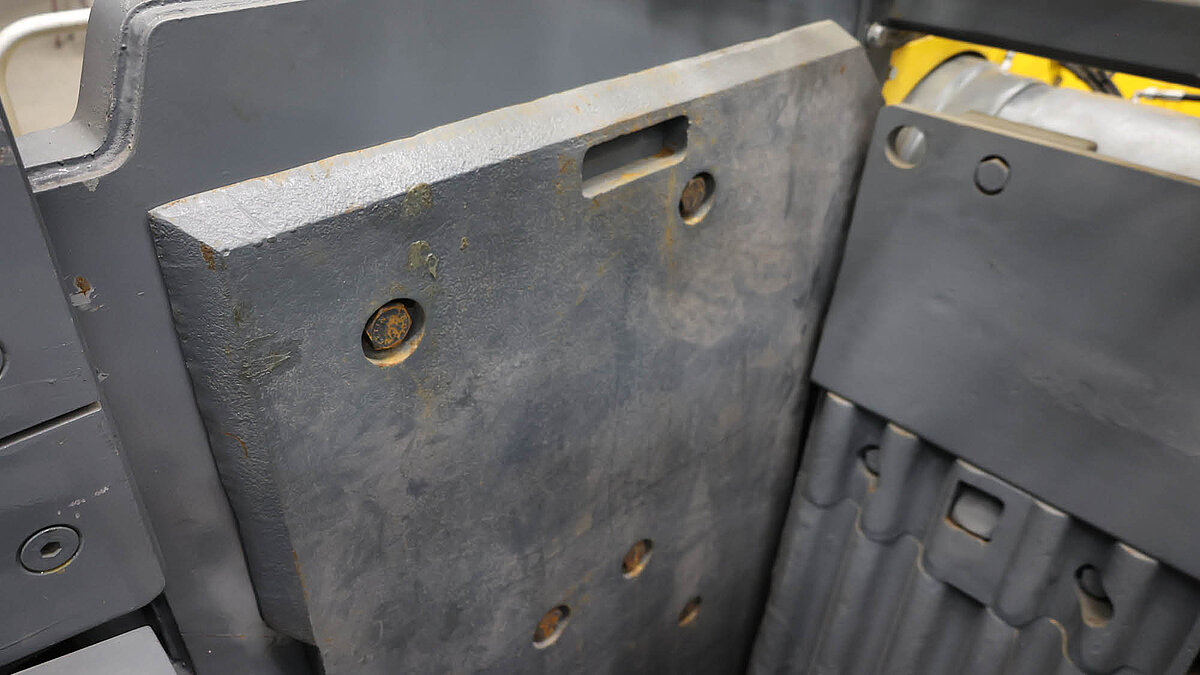Seitliche Verschleißplatten des Backenbrechers Die seitliche Verschleißplatten ragen über den Backenbrecher hinaus.