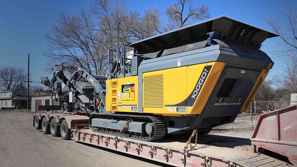 Tracked impact crusher on a trailer