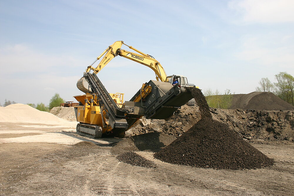 Crushing asphalt with an RM80 Compact Crusher