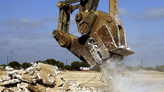 Concrete pulverizer preparing the material for crushing