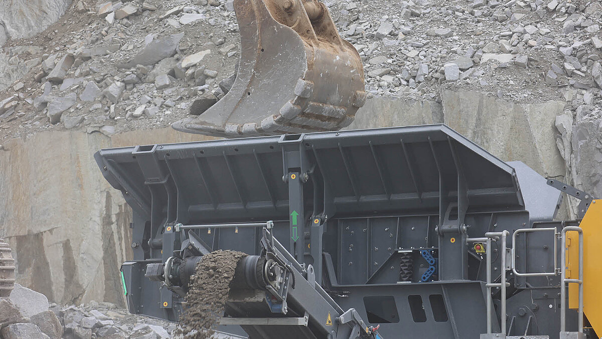 RM J110X Feeder RM J110X being fed with an excavator