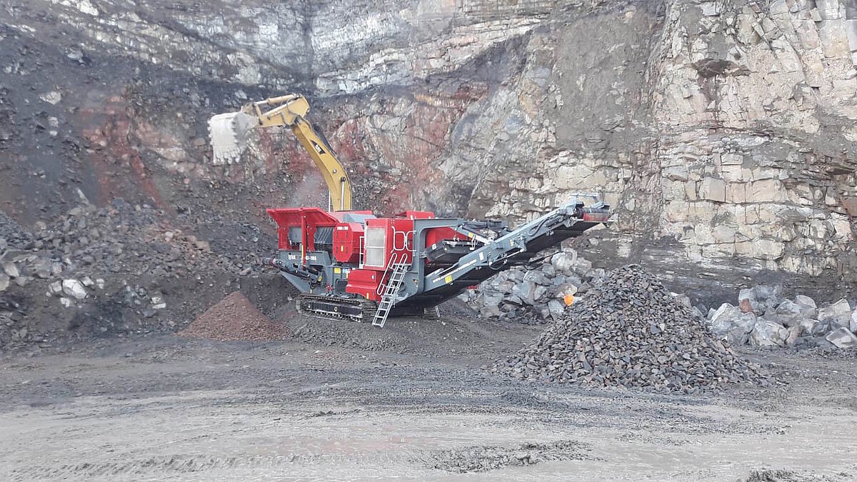 Mobile jaw crusher at the face of quarry