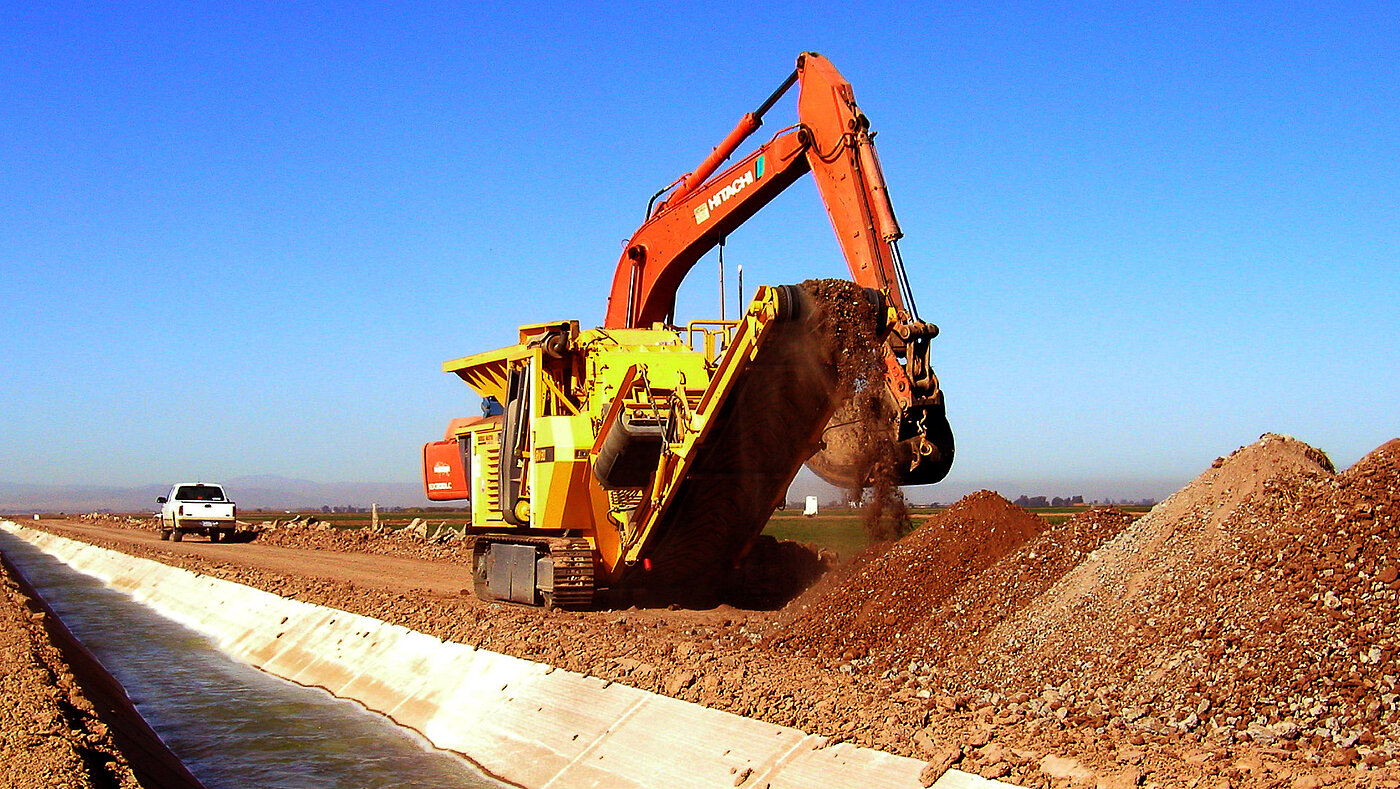 RM 80 Zerkleinern von Beton Crushing concrete along a canal in Southern California