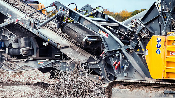 Crusher magnet removing rebar