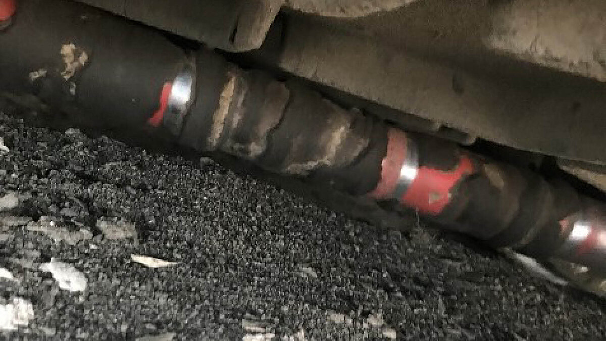 Build up of asphalt dust on rollers
