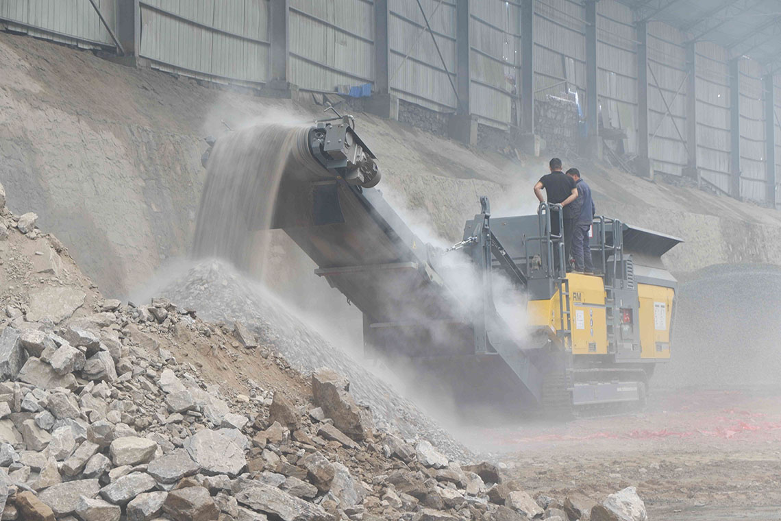 Mobiler Gesteinsbrecher recycelt Bauschutt auf Baustelle - RUBBLE MASTER